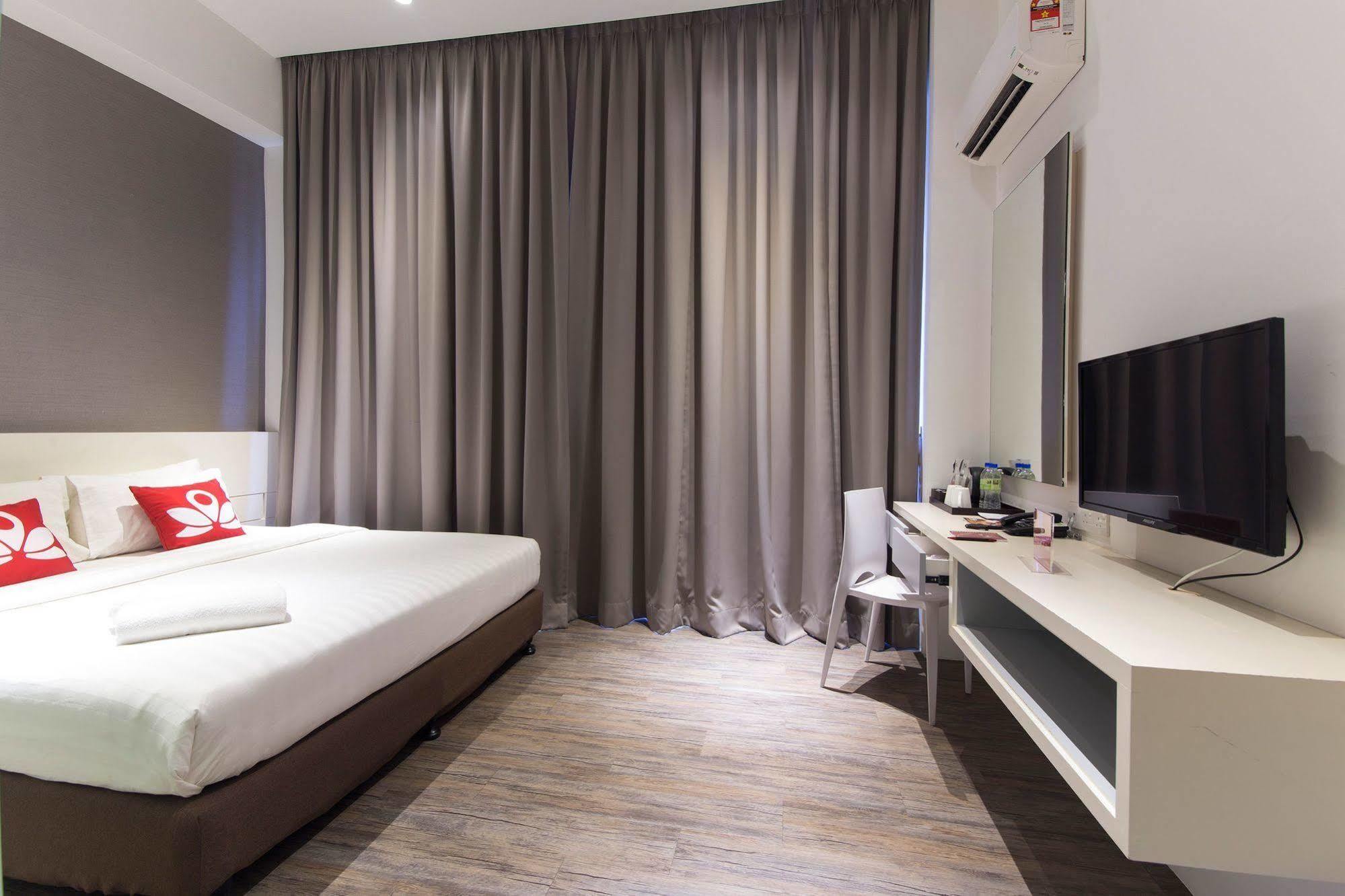 Zen Rooms Macallum George Town Esterno foto