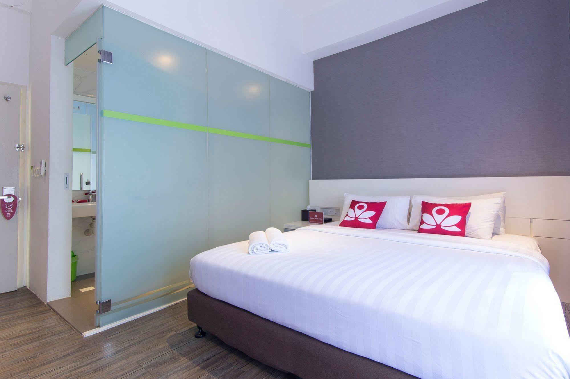 Zen Rooms Macallum George Town Esterno foto